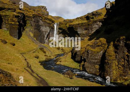 La magnifique cascade cachée de Kvernufoss près de Skóga, en Islande Banque D'Images