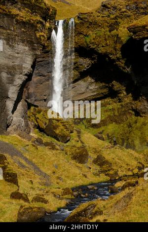 La magnifique cascade cachée de Kvernufoss près de Skóga, en Islande Banque D'Images