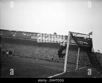 Portsmouth contre Newcastle United, League Division One, Fratton Park.Note finale 3-1 à Portsmouth.Photo : gardien de but de Newcastle, Ronnie Simpson.27th octobre 1951. Banque D'Images