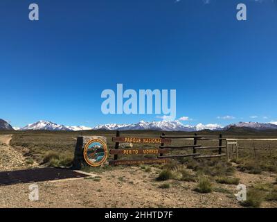 entrée au parc national de Perito Moreno, patagonie, Argentine, avec les montagnes des andes à l'arrière Banque D'Images