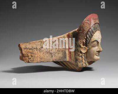 Antefix en terre cuite (tuile de toit) fin 6th siècle avant-midi étrusque tête d'une femme avec diadem.Antefix en terre cuite (tuile de toit) 256571 Banque D'Images