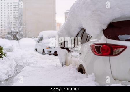 Chute de neige dans la ville.Voiture couverte de plusieurs pouces de neige.Voiture presque totalement enterrée Banque D'Images