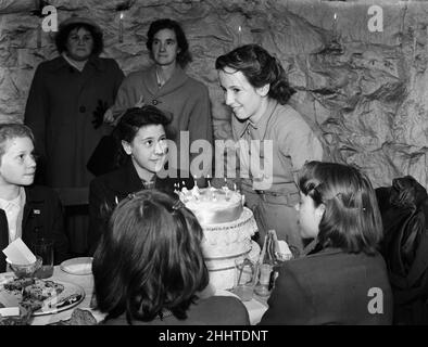 Fête d'anniversaire pour enfants dans les grottes de Chislehurst circa janvier 1954 Banque D'Images