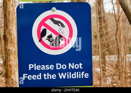 Veuillez ne pas nourrir les animaux dans un parc en bois extérieur sauvage Banque D'Images