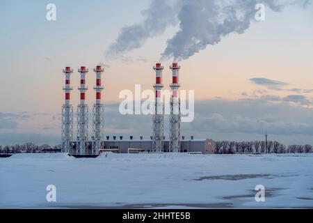 Cheminées fumeurs.Cheminées d'usine avec une fumée épaisse sur fond de ciel nuageux au coucher du soleil Banque D'Images