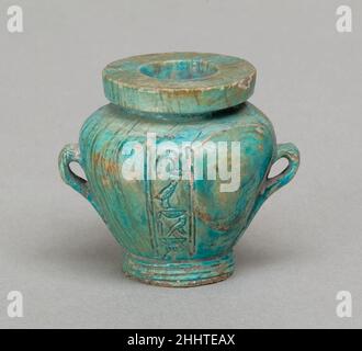 Vase de toilette avec deux poignées, inscrit pour le porte-sceau Kemes ca.1850–1775 C.-B. Middle Kingdom ce petit navire — le plus probablement utilisé comme contenant pour la peinture oculaire (kohl) —Imite la forme d'un pot de Canaanite, un grand récipient de stockage d'argile à deux manche qui a été utilisé dans le commerce des huiles et des résines du Levant en Égypte à ce moment.Cette version miniature égyptienne est inscrite pour le 'seal Bearer Kemes, 'possesseur de révérence'.Il a été trouvé — avec plusieurs autres petits navires et une figure femelle — dans un panier (appelé "panier de toilette I" par les excavateurs) déposé à l'ouest de Banque D'Images