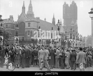 3rd septembre 1939, de grandes foules se sont rassemblées à l'extérieur des chambres du Parlement à l'approche de l'heure zéro 11am qui était la limite de temps pour l'ultimatum à l'Allemagne à expirer.Peu après 11, le Premier ministre Neville Chamberlain a annoncé que le Grand Britien avait déclaré la guerre à l'Allemagne à la suite du refus nazi de se retirer de Pologne Banque D'Images