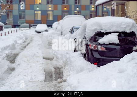 Chute de neige dans la ville.Voiture couverte de plusieurs pouces de neige.Voiture presque totalement enterrée Banque D'Images