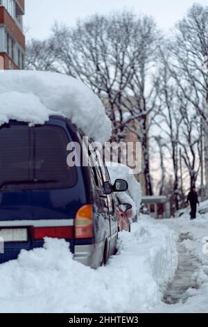 Chute de neige dans la ville.Voiture couverte de plusieurs pouces de neige.Voiture presque totalement enterrée Banque D'Images