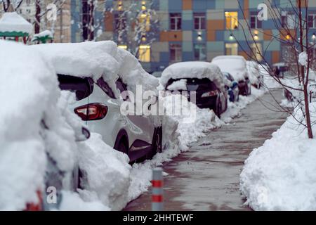 Chute de neige dans la ville.Voiture couverte de plusieurs pouces de neige.Voiture presque totalement enterrée Banque D'Images