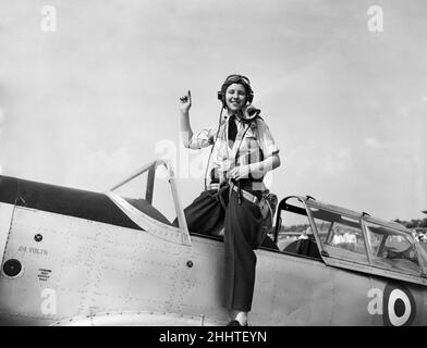 Joan Hughes, MBE, a été pilote de ferry de la Seconde Guerre mondiale et l'une des premières femmes pilotes d'essai de Grande-Bretagne.(Picture) Joan Hughes en avion.25th mai 1953 Banque D'Images