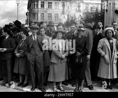 3rd septembre 1939, de grandes foules se sont rassemblées à l'extérieur des chambres du Parlement à l'approche de l'heure zéro 11am qui était la limite de temps pour l'ultimatum à l'Allemagne pour expirer.Peu après 11, le Premier ministre Neville Chamberlain a annoncé que le Grand Britien avait déclaré la guerre à l'Allemagne à la suite du refus nazi de se retirer de Pologne Banque D'Images