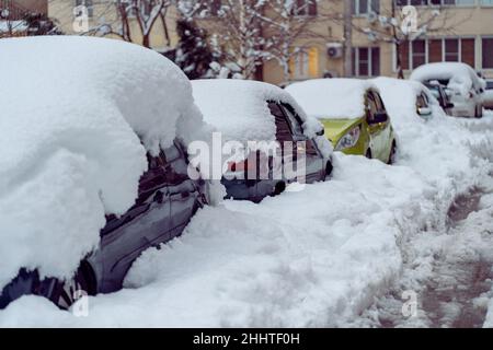 Chute de neige dans la ville.Voiture couverte de plusieurs pouces de neige.Voiture presque totalement enterrée Banque D'Images