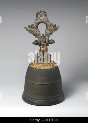 Monastère Bell 1879 coulée birmane à Shwebo, une ville au nord de Mandalay, cette cloche monastique pèse environ cent cinquante livres et fait partie d'une tradition ancienne de cloches de temple suspendues en bronze sans claperless ornées d'un orancé élaboré et qui se trouve dans toute l'Asie du Sud-est et l'Indonésie.Les supports, fixés au-dessus d'un double motif lotus stylisé et doré apparaissant sur l'épaule de la cloche, prennent la forme de deux simbas de gardien (lions mythiques), tandis que la boucle de suspension est moulée pour représenter deux makaras (monstre de l'eau hindou) dont les queues se rencontrent pour former un final.Sur la partie supérieure de la cloche, un barel Banque D'Images