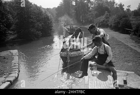 Les frères pêchent depuis les portes d'écluse du Grand Union Canal entre Watford et Rickmansworth.Vers 1946 Banque D'Images