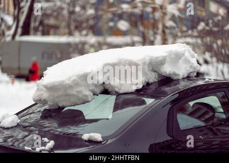 Chute de neige dans la ville.Voiture couverte de plusieurs pouces de neige.Voiture presque totalement enterrée Banque D'Images