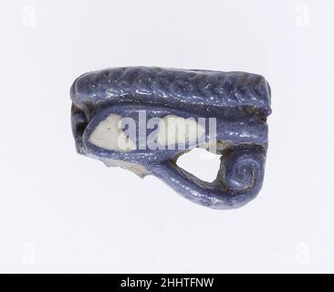 Wedjat Eye Amulet ca.1390–1353 C.-B. Nouveau Royaume un des amulettes les plus populaires de l'Égypte ancienne, l'œil du wedjat représente l'œil guéri du dieu Horus.Elle représente une combinaison d'un œil humain et d'un œil de faucon, car Horus était souvent associé à un faucon.Son ancien nom égyptien, wedjat, signifie « celui qui est sain (encore) ».Dans la mythologie égyptienne, l’œil d’Horus a été blessé ou volé par le dieu Seth, puis restauré par Thoth.L'œil du wedjat incarne le pouvoir de guérison et symbolise la renaissance.Un amulette de cette forme a été pensé pour protéger son porteur et pour transférer la puissance de la régénération sur Banque D'Images