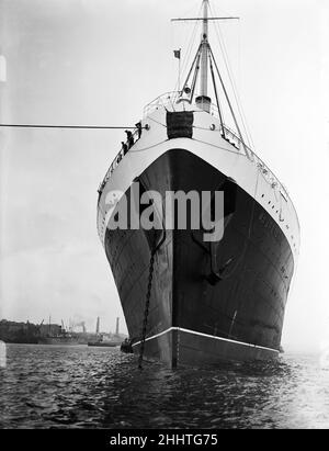 Le RMS Mauretania a amené la Tamise au quai du roi George V à Woolwich.Elle est le plus grand navire à jamais venir vers le haut de la Tamise pour décharger sa cargaison.6th août 1939. Banque D'Images