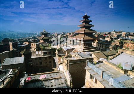 Vue en hauteur de la place Taumadhi et du temple hindou de Nyatapola, Bhaktapur, Népal Banque D'Images