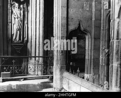 Temple du puits de St Winefride à Holywell, Flintshire, pays de Galles, 28th décembre 1948.Notre photo montre ... vue intérieure du sanctuaire, montrant la statue de St Winefride et l'entrée au bain des dames.Aussi connu comme le puits de Winifred, il prétend être le plus ancien site de pèlerinage continuellement visité en Grande-Bretagne (plus de 1300 ans) et est un bâtiment classé de grade I.Les pèlerins ont visité le puits de St Winefride tout au long de son histoire, pour chercher la guérison. Banque D'Images