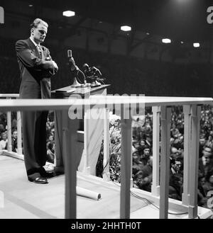 L'évangéliste américain Billy Graham s'adresse à la foule à la Harringay Arena, dans le nord de Londres, près du début de sa croisade de trois mois à Londres.1st mars 1954. Banque D'Images