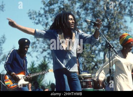 SANTA BARBARA, CA - MAI 31 : musicien, chanteur, auteur-compositeur et icône culturelle jamaïcain Bob Marley, qui interprète avec son groupe, The Wailers, au Santa Barbara County Bowl à Santa Barbara, CA, le 31 mai 1976.Crédit: Jeffrey Mayer / Rock négatifs / MediaPunch Banque D'Images