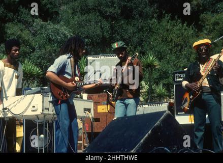 SANTA BARBARA, CA - MAI 31 : musicien, chanteur, auteur-compositeur et icône culturelle jamaïcain Bob Marley, qui interprète avec son groupe, The Wailers, au Santa Barbara County Bowl à Santa Barbara, CA, le 31 mai 1976.Crédit: Jeffrey Mayer / Rock négatifs / MediaPunch Banque D'Images