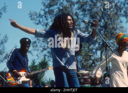 SANTA BARBARA, CA - MAI 31 : musicien, chanteur, auteur-compositeur et icône culturelle jamaïcain Bob Marley, qui interprète avec son groupe, The Wailers, au Santa Barbara County Bowl à Santa Barbara, CA, le 31 mai 1976.Crédit: Jeffrey Mayer / Rock négatifs / MediaPunch Banque D'Images