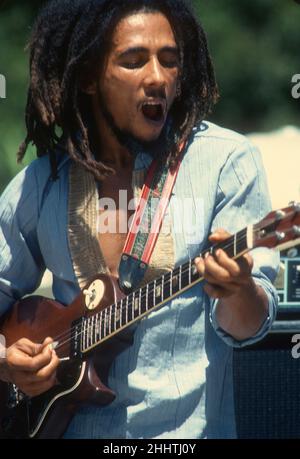 SANTA BARBARA, CA - MAI 31 : musicien, chanteur, auteur-compositeur et icône culturelle jamaïcain Bob Marley, qui interprète avec son groupe, The Wailers, au Santa Barbara County Bowl à Santa Barbara, CA, le 31 mai 1976.Crédit: Jeffrey Mayer / Rock négatifs / MediaPunch Banque D'Images
