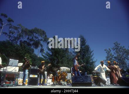 SANTA BARBARA, CA - MAI 31 : musicien, chanteur, auteur-compositeur et icône culturelle jamaïcain Bob Marley, qui interprète avec son groupe, The Wailers, au Santa Barbara County Bowl à Santa Barbara, CA, le 31 mai 1976.Crédit: Jeffrey Mayer / Rock négatifs / MediaPunch Banque D'Images