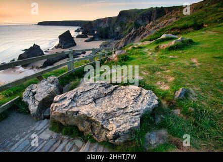 Bedrithan Steps lieu touristique et de beauté, une partie de la côte de la National Trust sur la côte nord de Cornouailles près de Padstow et Newquay, en milieu d'été, avec c Banque D'Images