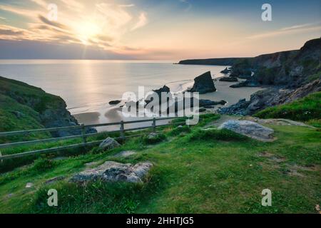 Bedrithan Steps lieu touristique et de beauté, une partie de la côte de la National Trust sur la côte nord de Cornouailles près de Padstow et Newquay, en milieu d'été, avec c Banque D'Images