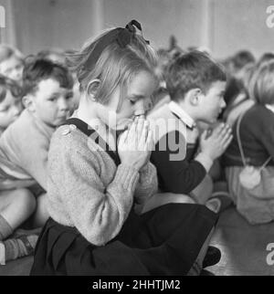 Prières lors de l'assemblée du matin à l'école South Mead, Southfield, Wimbledon.14th janvier 1954 Banque D'Images