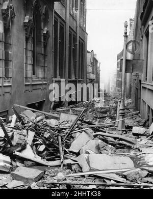 Slaney Street à la sortie de Steelhouse Lane à Birmingham, rempli de débris après une lourde nuit de bombardement, photographié le lundi 28th octobre 1940. Banque D'Images