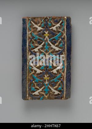 Tuile A.H. 824/ A.D. 1421 cette tuile correspond à une frise frontalière ornant le portail de la tombe du Sultan Mehmed I (r.1403–21) à Bursa, où les monuments ont été gravement endommagés lors d'un tremblement de terre de 1855.Il a un motif profondément sculpté de treillis formé par des paires de rouleaux de vigne ondulant qui se rencontrent à intervalles réguliers le long de la ligne centrale.L'entrelacement des latrines arabesques est complexe, mais la clarté est obtenue grâce à l'utilisation de glaçures de différentes couleurs.La tuile est antérieure à la période, plus tard au XVe siècle, de l'influence chinoise généralisée sur la céramique ottomane.Dans son profond relief et c Banque D'Images