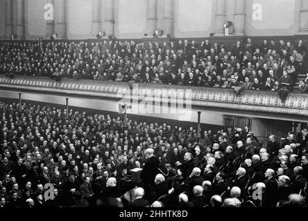 Vue de l'intérieur du bâtiment du Free Trade Hall à Peter Street, Manchester, montrant la salle pleine et rassemblée pour entendre le discours du Premier Seigneur de l'Amirauté Winston Churchill où il a déclaré "chacun à notre gare... il n'y a pas une semaine, ni un jour,Ni une heure à perdre'27th janvier 1940. Banque D'Images