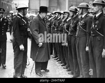 Le premier ministre britannique, M. Winston Churchill, inspecte les membres du Service de gardes de parc de Coventry à Broadgate lors de sa visite à Coventry.26th septembre 1941. Banque D'Images