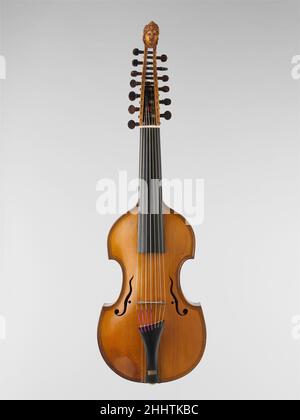 Viola d'Amore deuxième demi-siècle 18th attribué à Jean-Nicolas Lambert français l'alto d'amore, ou alto 'd'amour, est un instrument à cordes courgées qui a gagné une grande popularité au XVIIIe siècle.Une grande partie de son histoire, y compris la dérivation de son nom, est inconnue.Il possède de nombreuses caractéristiques de la famille de viol, comme un dos plat, des nervures qui affleurent le haut et l'arrière, et une rosette en plus des trous d'insonorisation.Pourtant, comme un violon, il est non chanté et tenu sous le menton pendant qu'il joue.Les violas d'amore ont typiquement sept cordes à jouer, bien que les instruments avec d'autres nombres de s. Banque D'Images