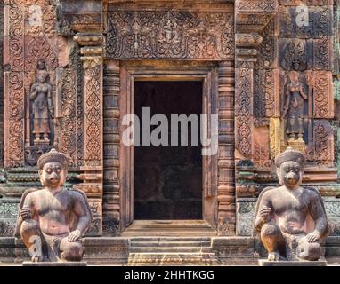 Gardiens à genoux devant le Sanctuaire - Banteay Srei, Cambodge Banque D'Images