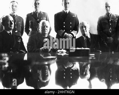 Posant pour le camera de l'histoire : le Premier ministre britannique Winston Churchill et le président américain Franklin D. Roosevelt se rencontrent à Casablanca en janvier 1943 pour établir la politique de reddition inconditionnelle contre l'axe.29th janvier 1943. Banque D'Images