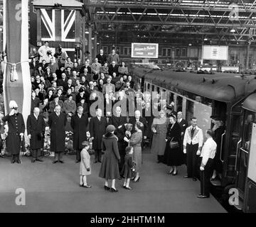 La reine Elizabeth la reine mère est accueillie par des membres de sa famille, y compris sa fille la reine Elizabeth II et ses petits-enfants le prince Charles et la princesse Anne lorsqu'elle arrive à la gare de Waterloo après sa visite des États-Unis et du Canada. Le premier ministre Winston Churchill est également là pour la saluer avec des membres du cabinetY compris le secrétaire aux Affaires étrangères Anthony Eden.24th novembre 1954. Banque D'Images