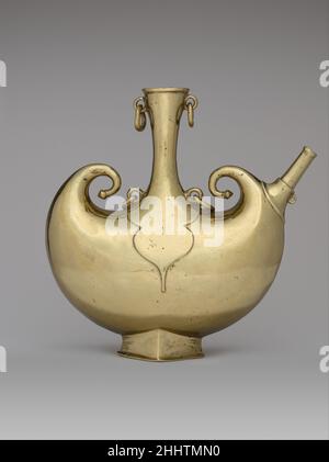 Pilgrim Flask début 17th siècle cette fiole se rapporte à un groupe de vaisseaux de forme similaire faits de peaux d'animaux en Inde et de prototypes antérieurs de la Turquie ottomane.Les quatre anneaux métalliques de cet exemple en laiton ont peut-être été utilisés pour la suspension.Les conteneurs de cette forme sont illustrés dans la peinture de la cour de Deccani, suggérant la provenance de cette œuvre.Pèlerin Flask. Début 17th siècle.Laiton ; moulé.Attribué à l'Inde, au Deccan ou au nord de l'Inde.Métal Banque D'Images