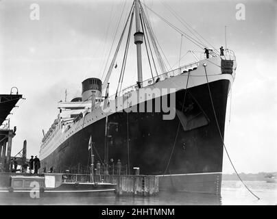 Le RMS Mauretania a amené la Tamise au quai du roi George V à Woolwich.Elle est le plus grand navire à jamais venir vers le haut de la Tamise pour décharger sa cargaison.6th août 1939. Banque D'Images