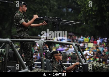 Défilé militaire le jour de l'indépendance.Les troupes spéciales des forces armées brésiliennes marchent dans la rue ensemble : armée, marine et armée de l'air Banque D'Images