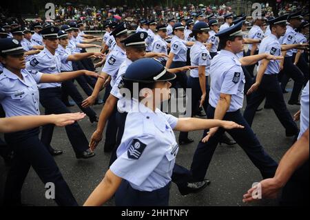 Défilé militaire le jour de l'indépendance.Les troupes spéciales des forces armées brésiliennes marchent dans la rue ensemble : armée, marine et armée de l'air Banque D'Images