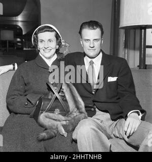 L'évangéliste américain Billy Graham en photo avec sa femme Ruth à son arrivée à Southampton pour commencer sa Croisade de Londres de trois mois.23rd février 1954. Banque D'Images