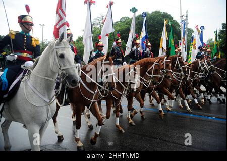 Défilé militaire le jour de l'indépendance. Troupes uniformes historiques des forces armées brésiliennes marchant sur des chevaux dans la rue Banque D'Images