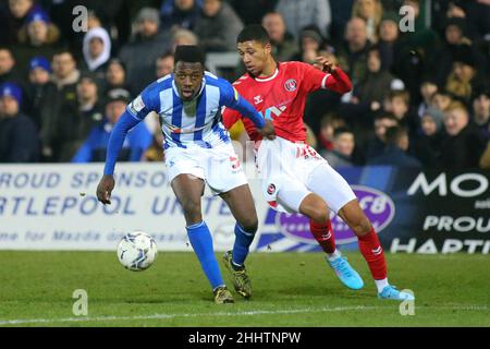 HARTLEPOOL, ROYAUME-UNI.25th JANV. TIMI Odusina, DE JAN Hartlepool United, détient le Mason Burstow de Charlton Athletic lors du match final du Trophée EFL entre Hartlepool United et Charlton Athletic, à Victoria Park, à Hartlepool, le mardi 25th janvier 2022.(Crédit : Michael Driver | MI News) crédit : MI News & Sport /Alay Live News Banque D'Images