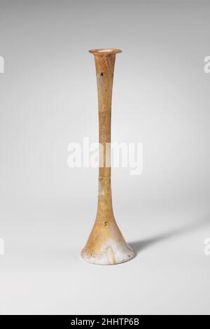 Flacon de parfum en verre 3rd Century A.D. Roman incolore avec une teinte verdâtre.rebord extérieur, replié de manière inégale; haut, concave, col cylindrique, se développant à la base pour se joindre de façon imperméable avec un petit corps conique; fond concave profond.cassé et réparé avec des trous dans le cou inférieur et la base du côté;bulles, stries soufflantes et impuretés noires; iridescenence et altération brun crémeux.Flacon de parfum en verre 249197 Banque D'Images