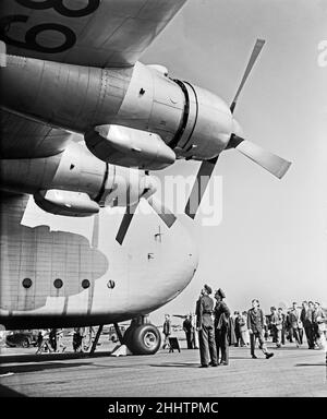 Salon de l'air de Farnborough tenu du 5th au 11th septembre 1953. Gros plan montrant le nez et les moteurs du Blackburn Universal Freighter 2 Beverley prototype WZ889. Banque D'Images